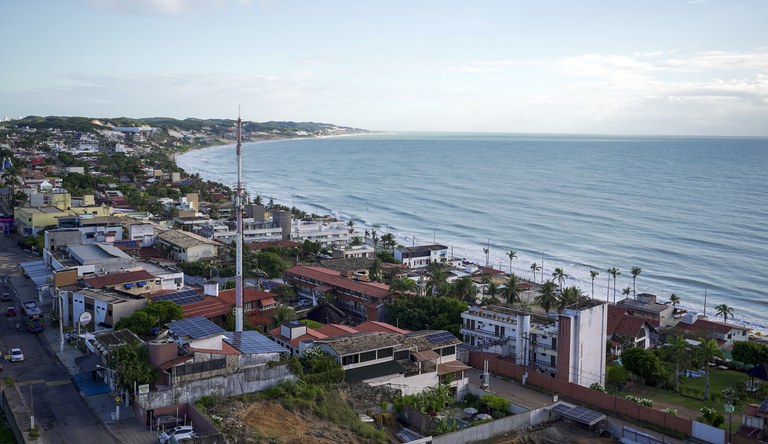 Na foto, orla de uma cidade praiana