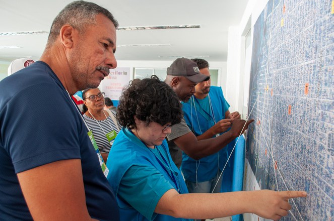 Moradores observam mapeamento das áreas da comunidade