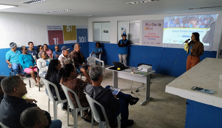 Moradores e técnicos durante apresentação do diagnóstico participativo