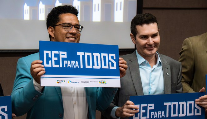 Ministro Jader Filho ao lado secretário Guilherme Simões durante o evento CEP Para Todos