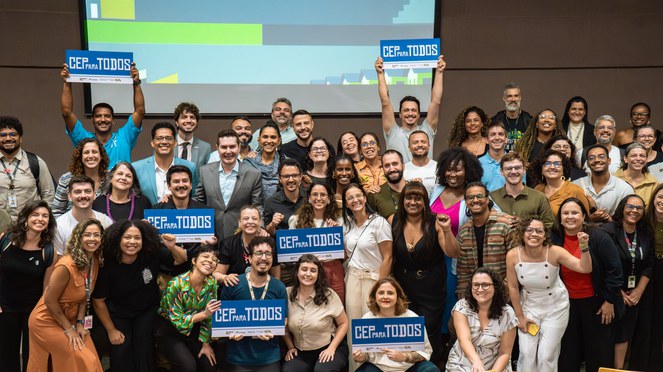 Na imagem ministro Jader Filho ao lado de servidores da secretaria de periferia