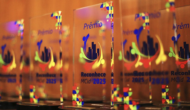 Na foto troféus do prêmio