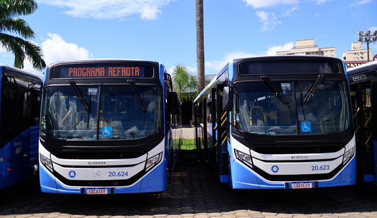 Na imagem ônibus do transporte público