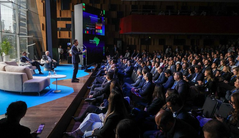 Ministro Jader Filho em evento do setor imobiliário
