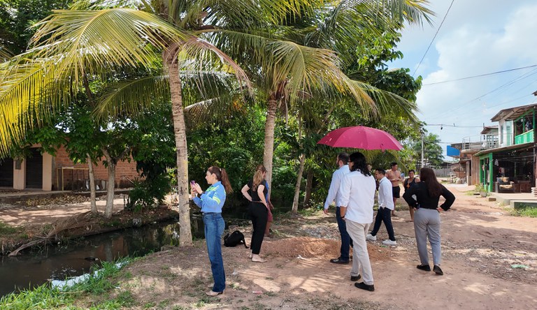 Servidores andando na zona rural de Macapá