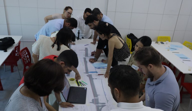 Servidores em sala de reunião debatendo sobre desenvolvimento urbano em Santo Antão, Pernambuco