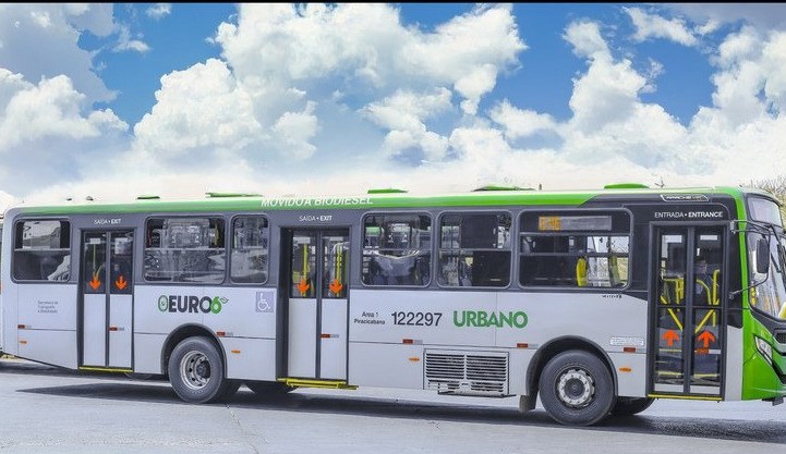 Na imagem ônibus do transporte público do DF.