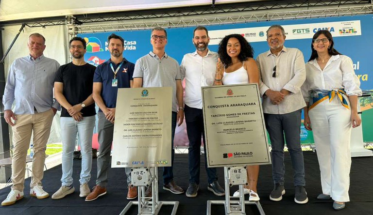 Na foto a deputada Thainara com beneficiados