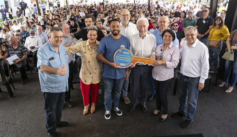 Na foto a deputada Lenir com beneficiados