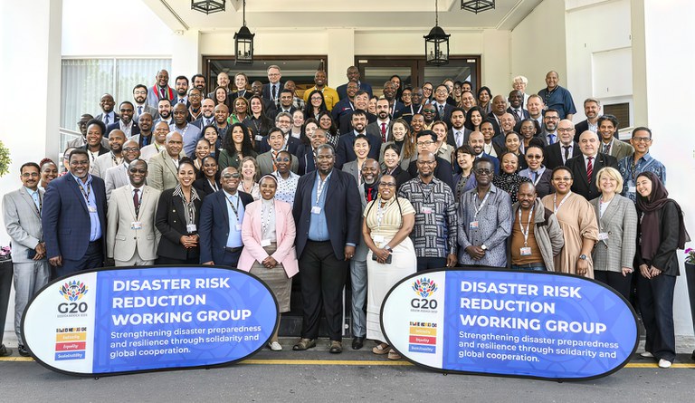 Na foto delegação e outros participantes posando para foto