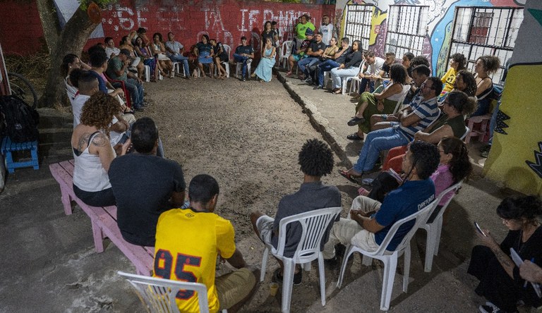 Pessoas numa roda de conversa sobre iniciativas periféricas