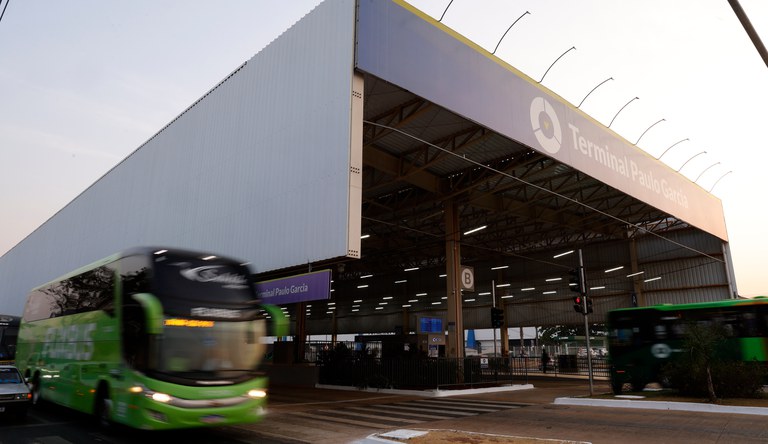 Na imagem, terminal de ônibus do transporte público
