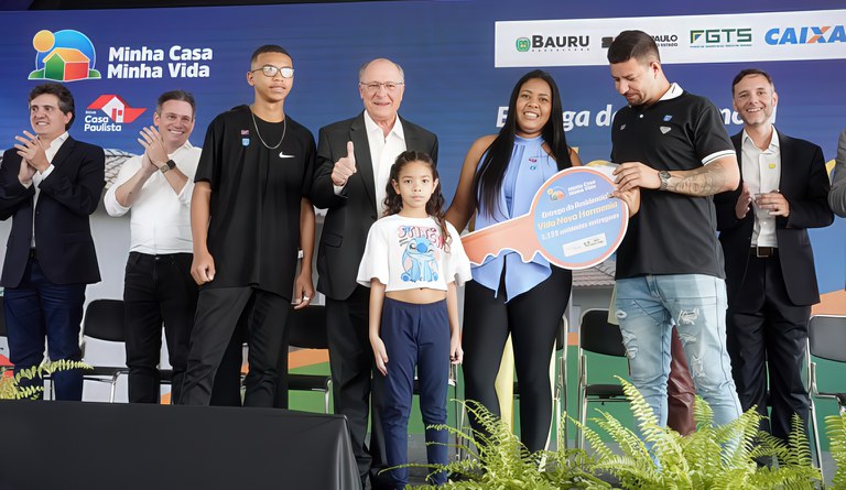 Na imagem o vice-presidente da república no palco entregando chave simbólica aos beneficiados