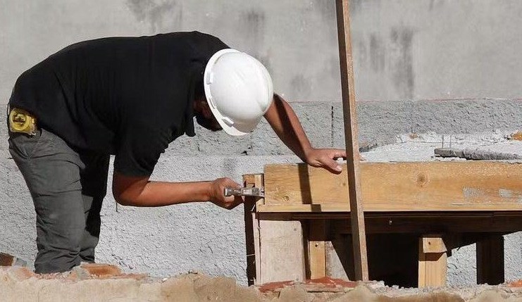 Na imagem, trabalhador de obra de construção civil
