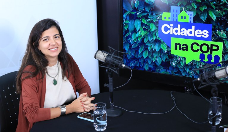 Na imagem, diretora de sustentabilidade, Alice Carvalho em entrevista no podcast Cidades na COP.