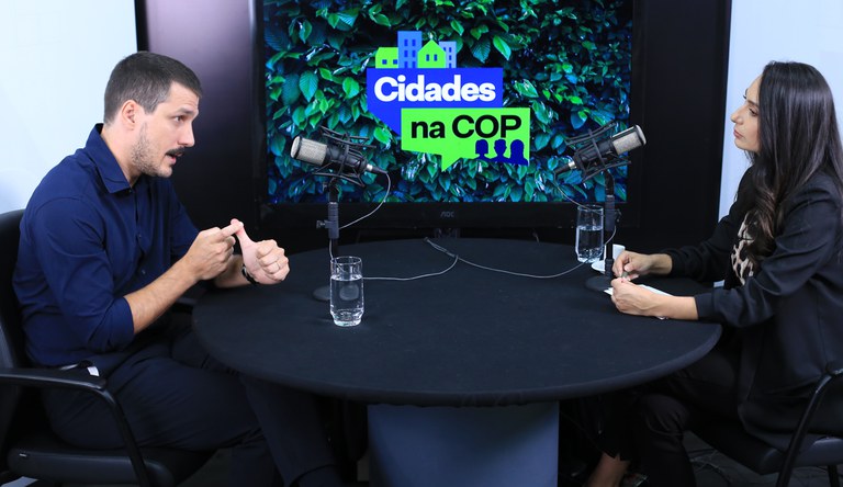 Na imagem, diretor de prevenção de riscos, Rodolfo Moura em entrevista do Podcast Cidades na COP.