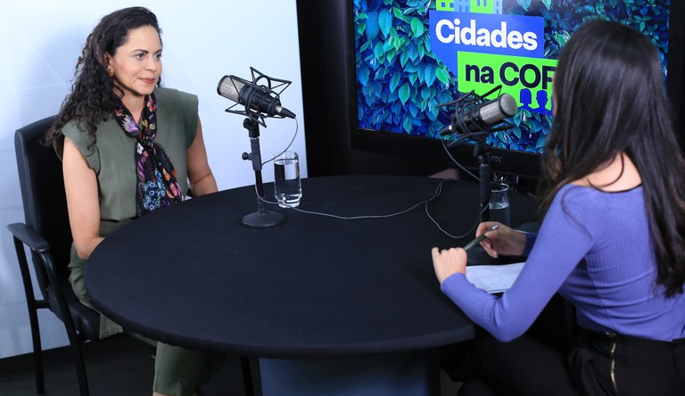 Na imagem, consultora ju´rídica Fernanda Morais em entrevista no Podcast Cidades na COP.
