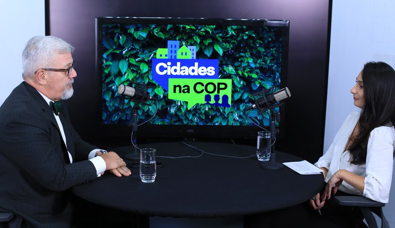 Na imagem, jornalista do ministério entrevista servidor no programa Cidades na COP