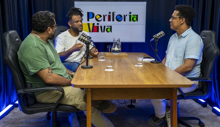 Três homens sentados conversam em um episódio do NÓSPOD, o podcast do Ministério das Cidades.