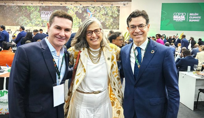 COP30: Cúpula de Líderes tem abertura em Belém com apelo por ação climática e foco nas cidades Na imagem ministro Jader Filho ao lado de Anacláudia Rossbach e Elke Velásquez, representantes da ONU-Habitat