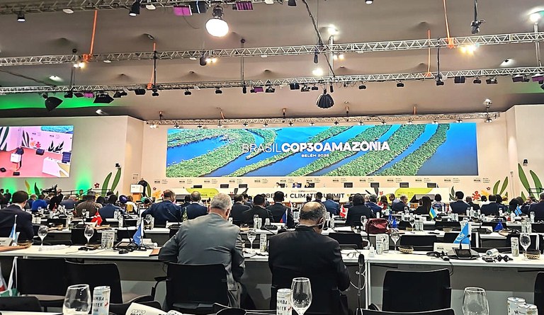 Imagem do auditório da reunião da cúpula de líderes da COP30, em Belém.