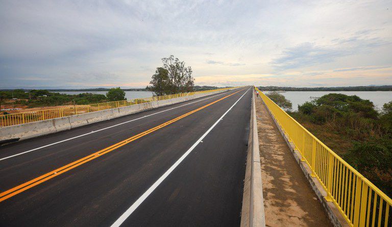 Na imagem a ponte que liga os dois estados