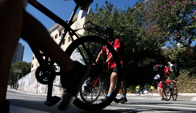 Na imagem, ciclistas andando pelas ruas de São Paulo