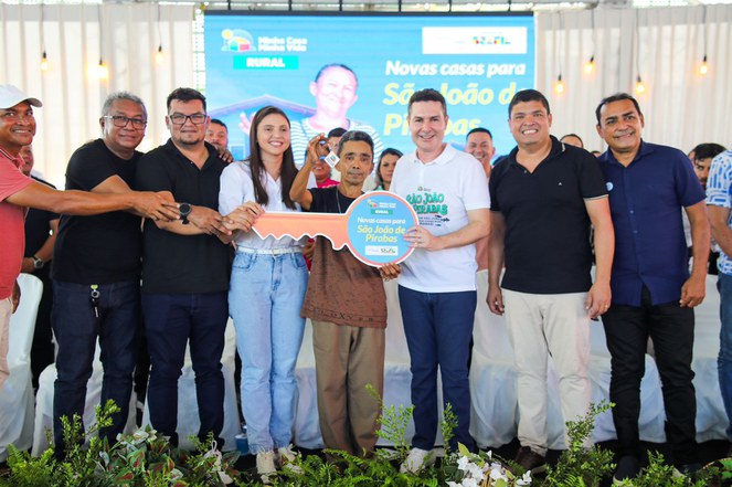Ministro Jader Filho ao lado de beneficiários do programa Minha Casa, Minha Vida Rural. 