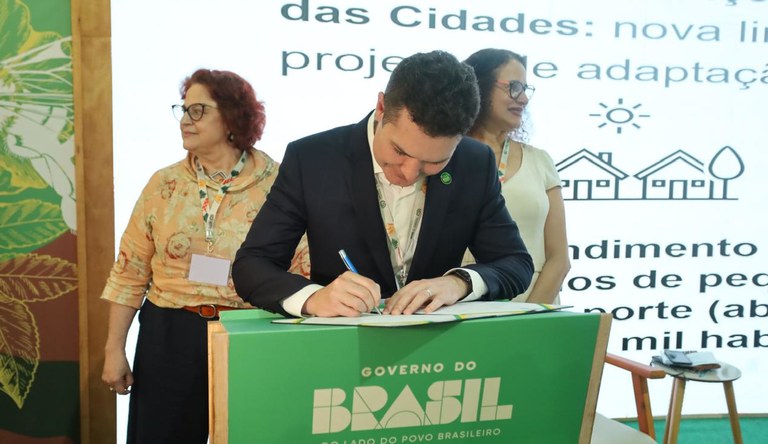 Na imagem, ministro Jader Filho assina documento durante evento da COP30