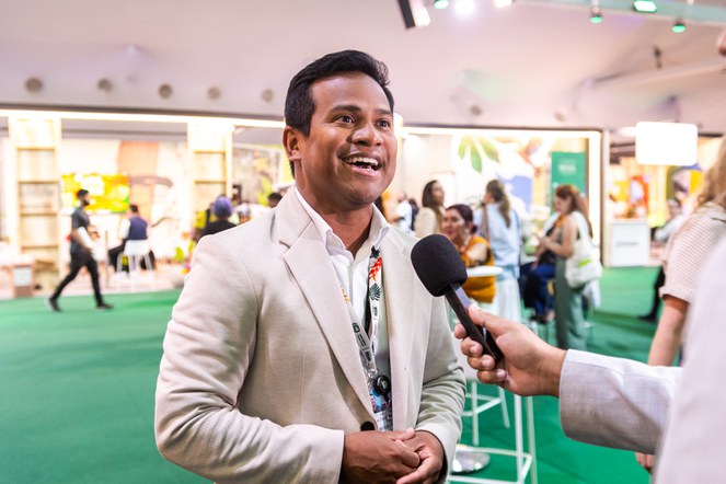 Na imagem, diretor do ministério concede entrevista sobre o uso de bicicleta para o meio ambiente.