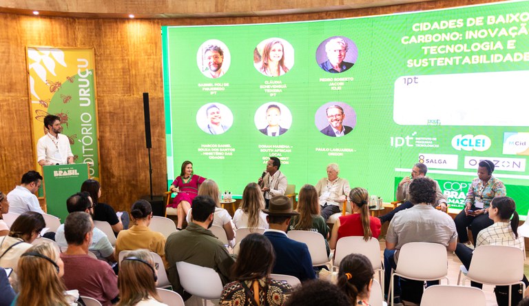 Na imagem, homem discursa durante painel Cidades de Baixo Carbono na COP30, em Belém.
