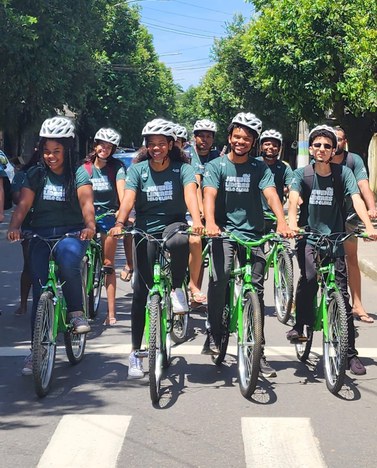 Os alunos andando de bicicleta