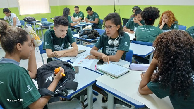 Os alunos durante dinâmica de grupo