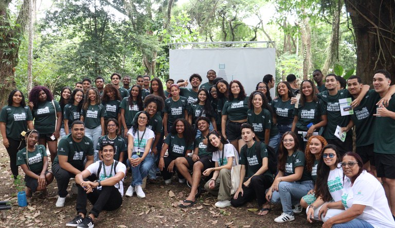 Na imagem, jovens do projeto Líderes pela Clima durante aula de ciclismo sustentável