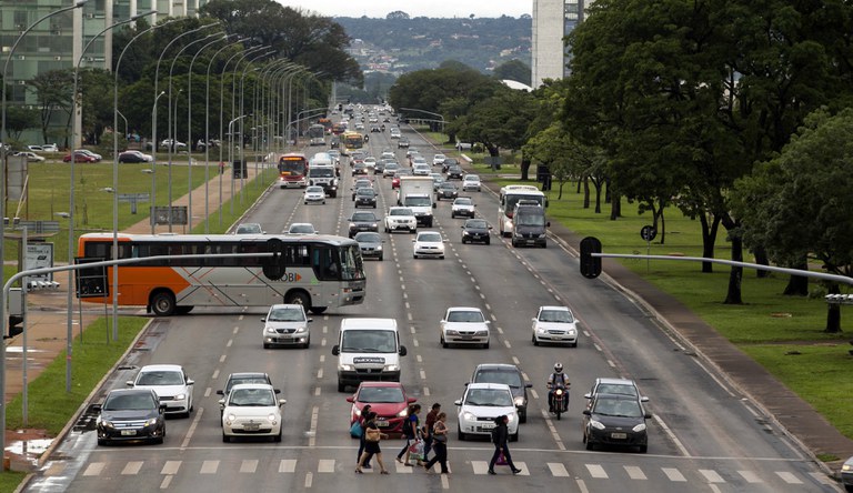 Na foto pista de seis faixas com vários veículos no centro de Brasília