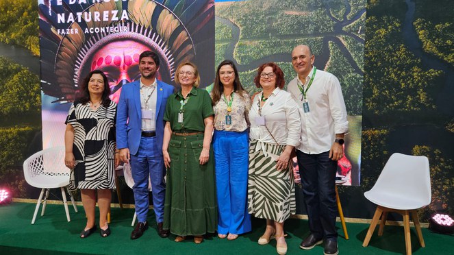 Na foto o secretário Nacional de Habitação e outros representantes do MCID