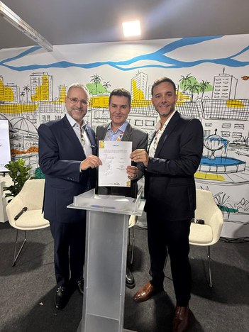 O ministro das Cidades junto a dois representantes da Abrainc