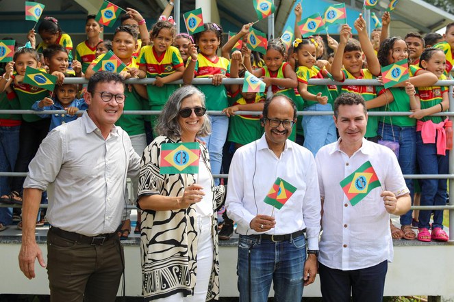 Na imagem, ministro Jader ao lado de representantes da ONU e o prefeito de Barcarena, Pará. 