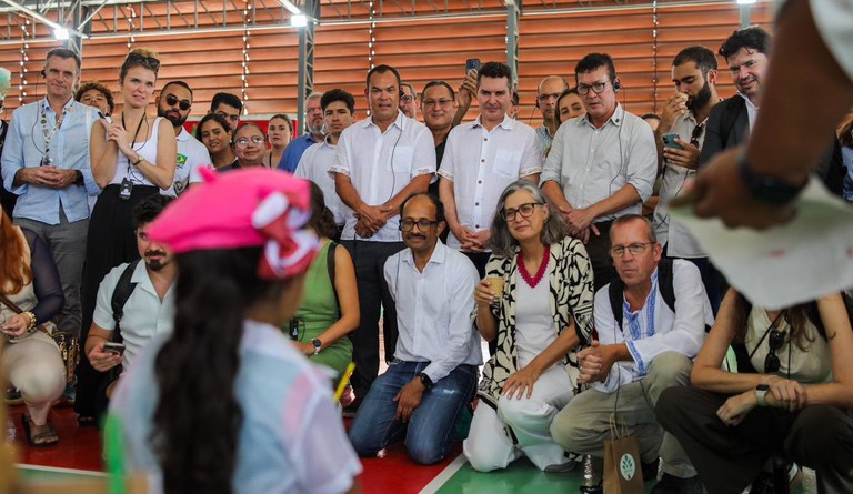 Na imagem, ministro Jader ao lado de representantes da ONU em visita a Barcarena, Pará.
