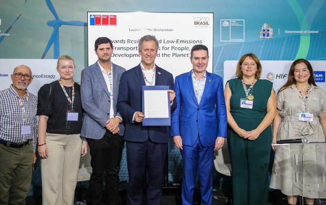 Na imagem, o ministro Jader Filho, ao lado da delegação do Chile, na COP30.