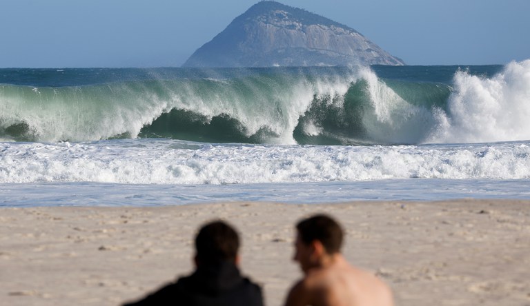 Na imagem, orla de praia no Rio de Janeiro