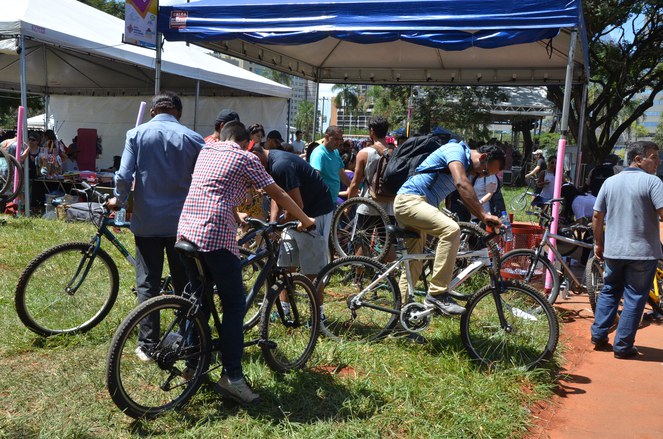 Na imagem, ciclistas recebendo doação de bicicletas