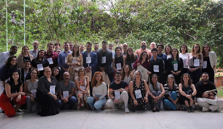 Na imagem grupo de diversas pessoas posando