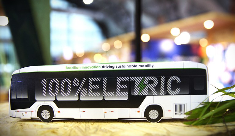 Na imagem, ônibus miniatura no estande do ministério na COP30