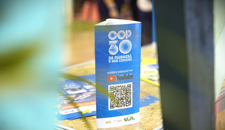 Na imagem, folheto do ministério com a frase COP das Florestas e Cidades