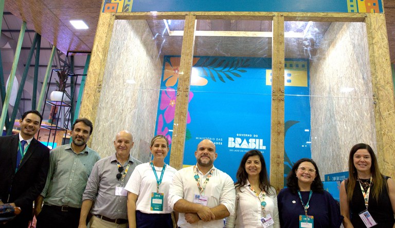 Na imagem, servidores do ministério no estande COP30