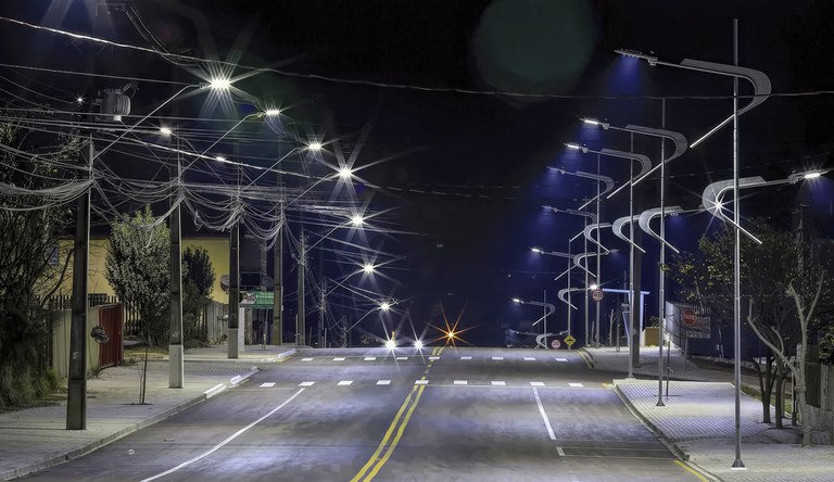 Na foto corredor de postes iluminados