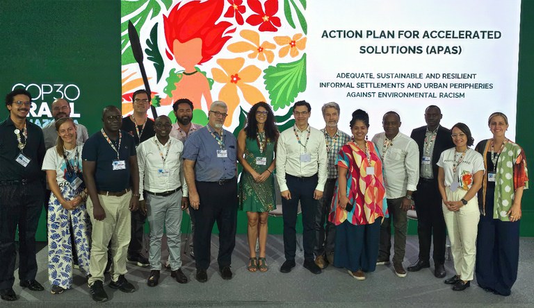Na imagem grupo de diversas pessoas posando