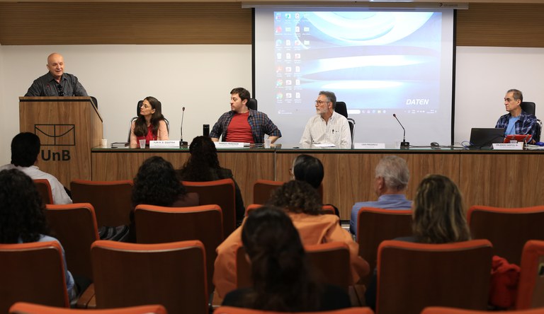 Na imagem, servidores do ministério participam de debate sobre mudanças climáticas na UNB.