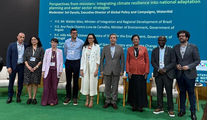 Representantes do governo federal posam para foto oficial durante painel na COP30
